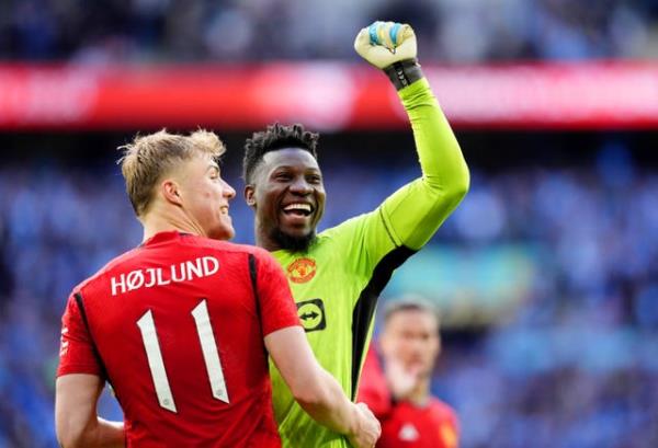 Rasmus Hojlund (left) and goalkeeper Andre o<em></em>nana celebrate at the end of the match